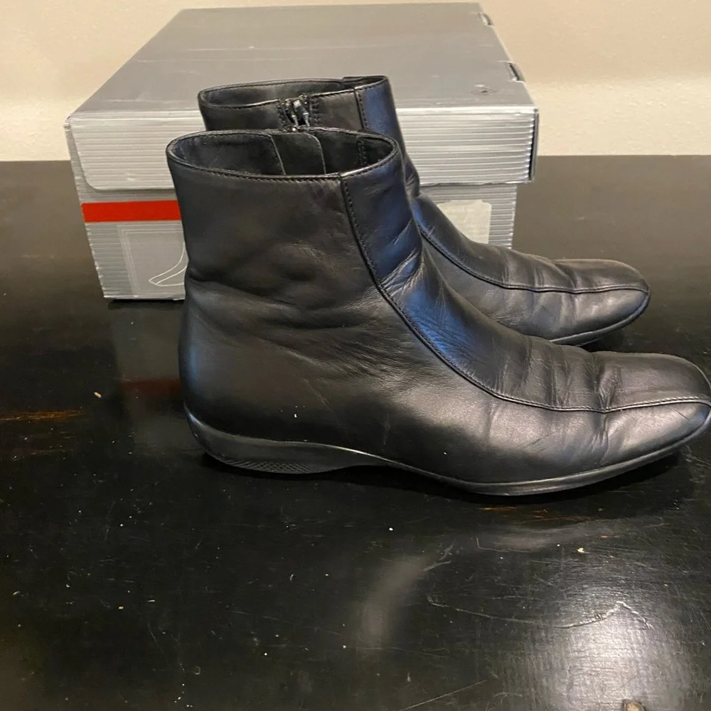 PRADA VINTAGE BOOTIES BLACK LEATHER SIZE-8 PREOWNED! - Picture 6 of 8